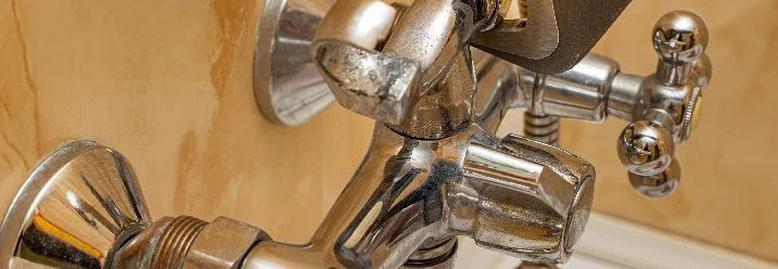 Wasserhahn reparieren mit einer Rohrzange